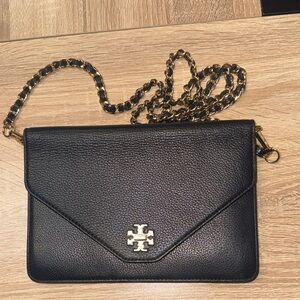 Tory Burch Leather Chain Wallet with Logo Emblem in Black